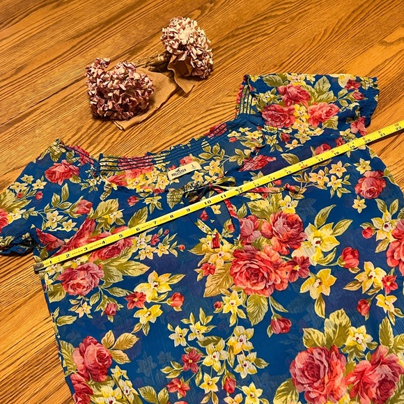 HOLLISTER Flowy, Loose-Fit Sheer Bold Floral 🌺 - Picture 9 of 13